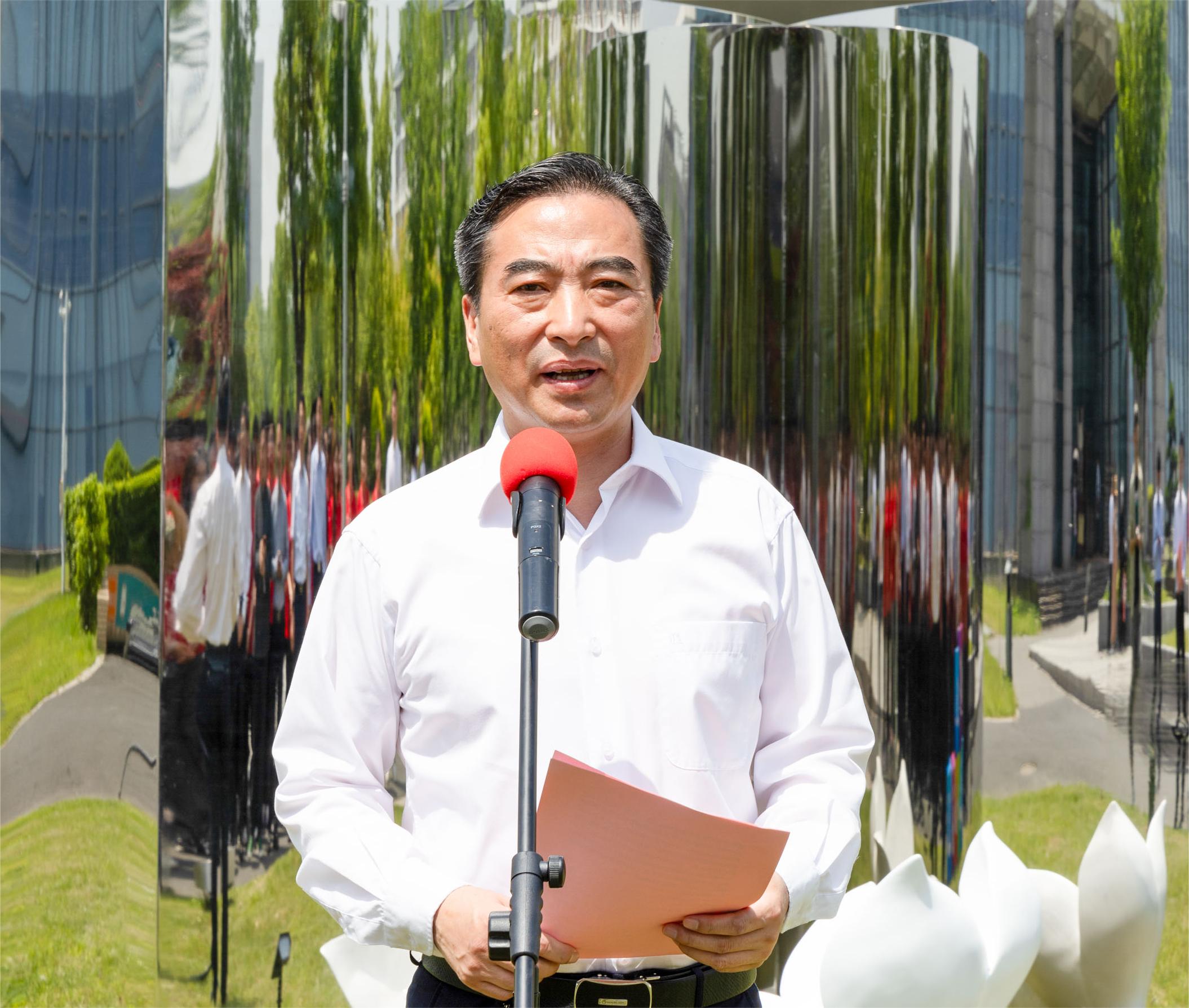 他表示,扬大上海校友是一群敢闯敢拼,勇于挑战的创业者,上海校友分会